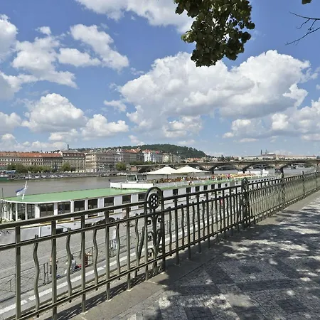 Apartment Charming Next To The Emmaus Abbey *